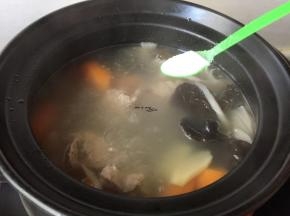 加盐继续炖5分钟左右即可