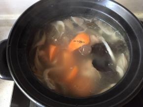 加入胡萝卜一起炖10分钟