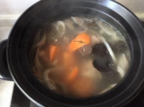 加入胡萝卜一起炖10分钟