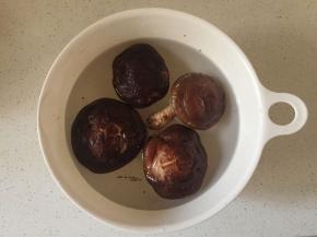 香菇提前浸泡洗净，水里加少许淀粉，方便清洗