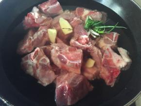 将骨头焯水，加料酒、葱、姜，焯水后捞出