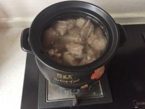 将焯水后的骨头加入砂锅中，加入姜，足够水，加入少许红酒醋