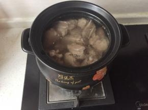 将焯水后的骨头加入砂锅中，加入姜，足够水，加入少许红酒醋