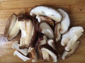 香菇洗净后切片