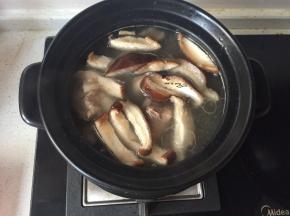 大火煮沸后加入香菇，一起炖