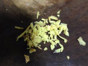 煮粥期间准备小料：姜切成小粒