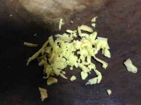 煮粥期间准备小料：姜切成小粒