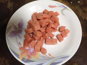 火腿肠切小丁备用