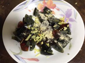 加入姜粒、白胡椒粉、料酒拌匀去腥