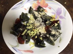 加入姜粒、白胡椒粉、料酒拌匀去腥