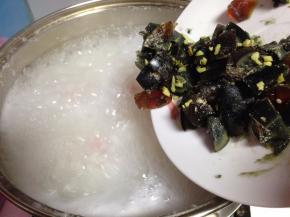 皮蛋粒煮开2-3分钟