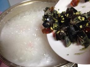 皮蛋粒煮开2-3分钟