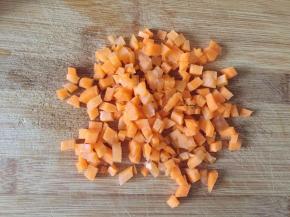 胡萝卜洗净去皮切碎