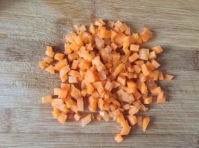 胡萝卜洗净去皮切碎