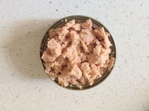 鱼泥罐头打开，用勺子捣碎一些