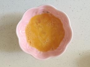 鸡蛋加盐打散