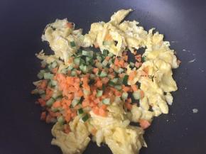 加入胡萝卜和黄瓜丁