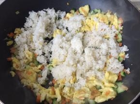 加入米饭翻炒（如果米饭干可以加一丢丢水）