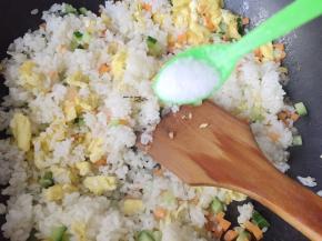 加盐调味炒匀