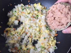 加入鱼泥罐头炒匀