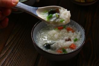 盛出。撒入香葱粒，早餐粥开始吧