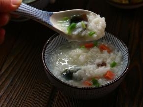 盛出。撒入香葱粒，早餐粥开始吧