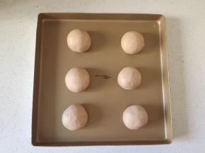 发酵到2倍大取出揉匀排气分成6个小面团