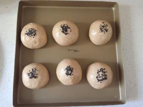 二次发酵到2倍大表面刷蛋液洒芝麻