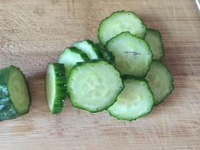黄瓜洗净切片