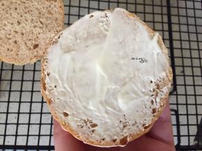 底部那片抹上沙拉酱，然后放黄瓜、荷包蛋、芝士片、鱼肠夹好就行