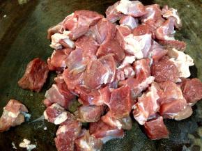 小尾羊肉切成1.5cm左右的丁