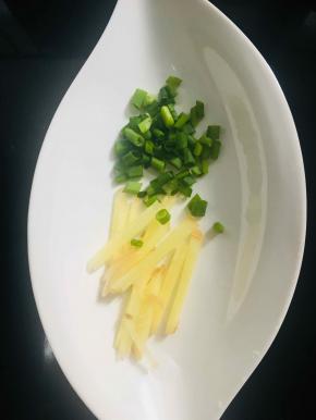 葱洗净切葱花，姜洗净切丝备用