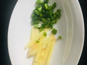 葱洗净切葱花，姜洗净切丝备用
