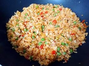 大约翻炒1分钟让米饭均匀裹上辣白菜的颜色。