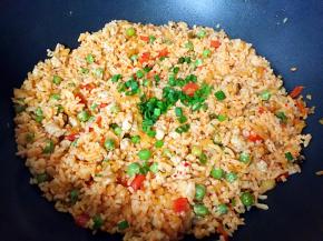 起锅前放入葱花翻炒均匀。