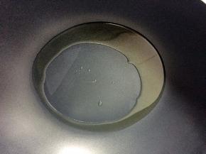 热锅倒油烧至八成热。