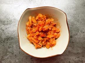 将辣白菜切小粒。