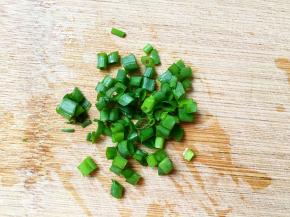 将小葱切小段备用。