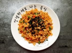 将海苔捏碎撒在炒饭上就做好了。