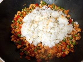 加入米饭翻炒均匀。