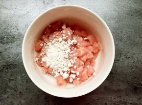 肉切丁加适量淀粉拌匀。