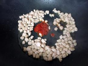 加入一勺拌饭酱翻炒均匀。