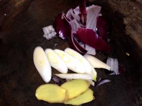 葱、姜切片，剩下的洋葱切粗丝