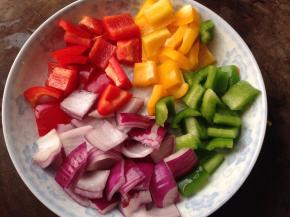 各种蔬菜切丁（要比羊肉丁小，洋葱切一半）