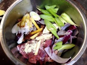 羊肉入盆加葱、姜、洋葱、芹菜、生抽、料酒、盐、糖、白胡椒粉