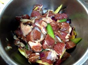 用手抓一抓，大约5分钟，抓到调料吸收（料酒要分次加，完全吸收后再加下一次）