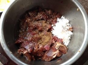 捡出里面的腌料不要，然后加入孜然粒、孜然粉、淀粉、蛋清