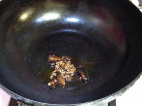 锅内加少量底油，小火倒入辣椒和麻椒炒至紫色出香味