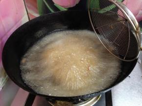 油温提高到7、8成热，再次下入肉点炸制表皮酥脆捞出