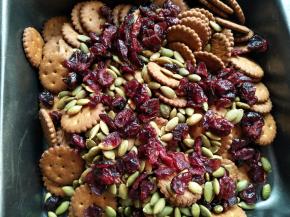 黑糖味饼干、蔓越莓、熟南瓜籽倒入烤盘